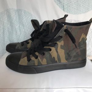 Massimo converse camouflage sneakers